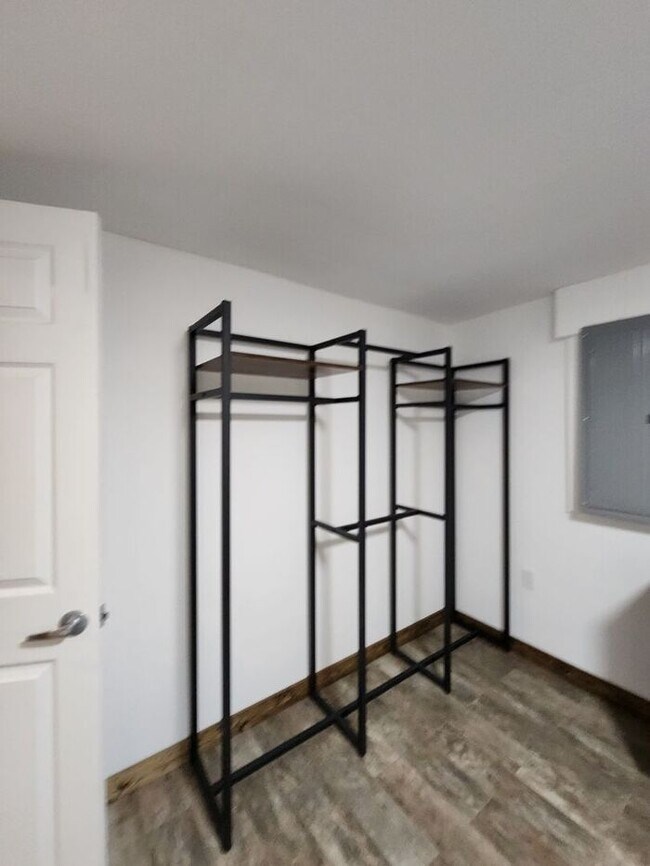 Building Photo - Beautiful and Spacious 3BR 2BA Home w/ Remodeled Kitchen • Patio & Fenced Yard in St. Matthews