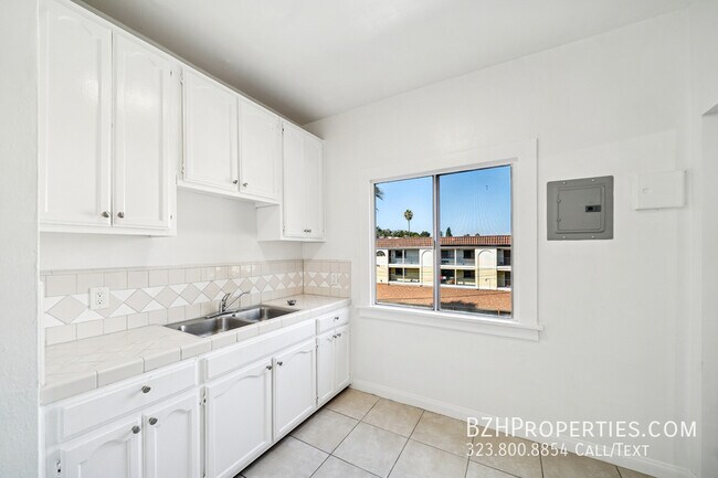 Building Photo - 1267 Vin Scully Ave