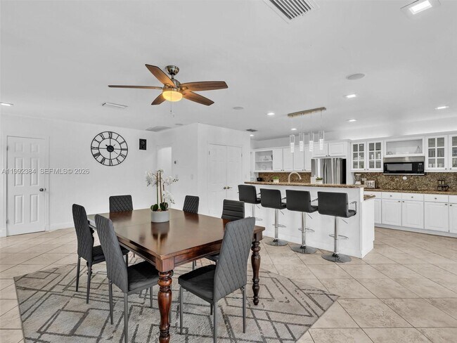 Building Photo - 413 Tamarind Dr