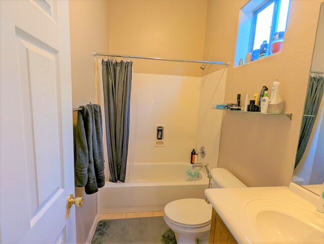 Building Photo - 2241 E Pinchot Ave