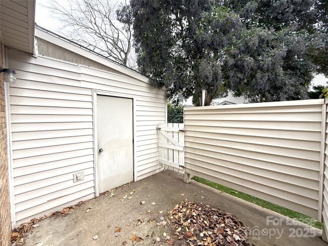 Building Photo - 3722 Park Rd