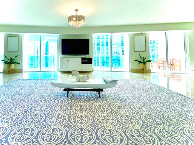 Building Photo - St. Tropez Penthouse
