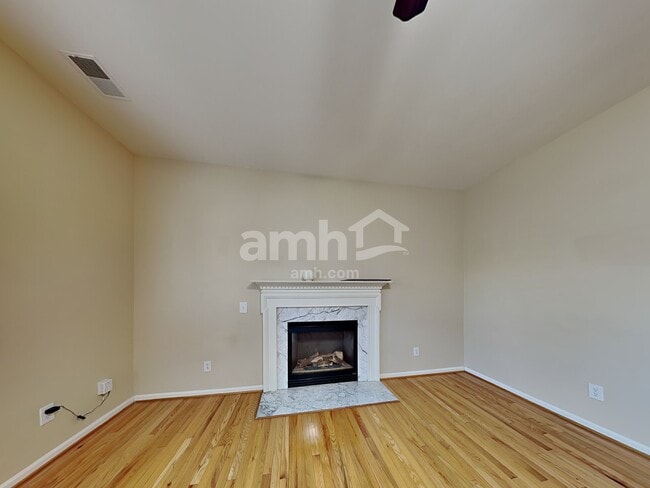 Building Photo - 25 Bellows Falls Dr