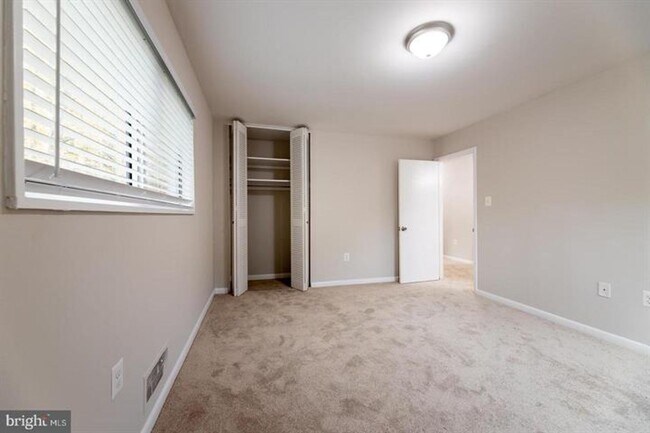 Building Photo - 10619 Weymouth St