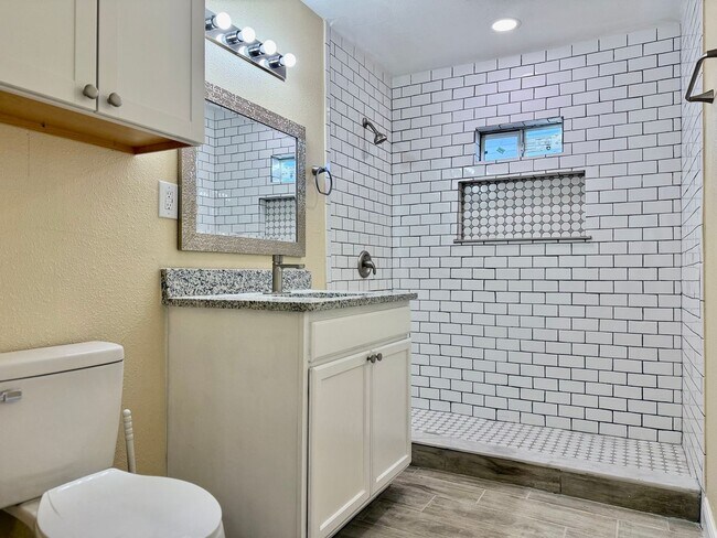 Building Photo - House For Rent