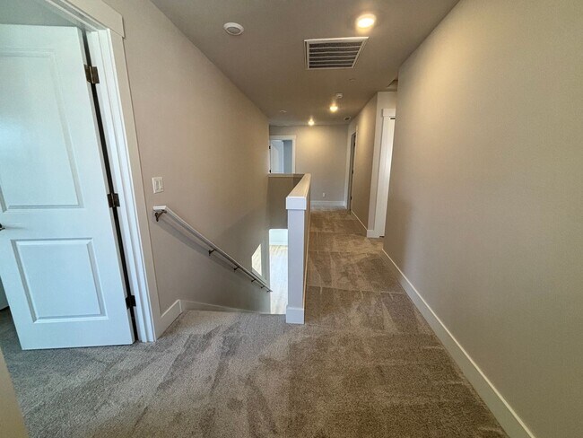 Building Photo - Brand New 5 Bedroom Home in Bull Mountain ...