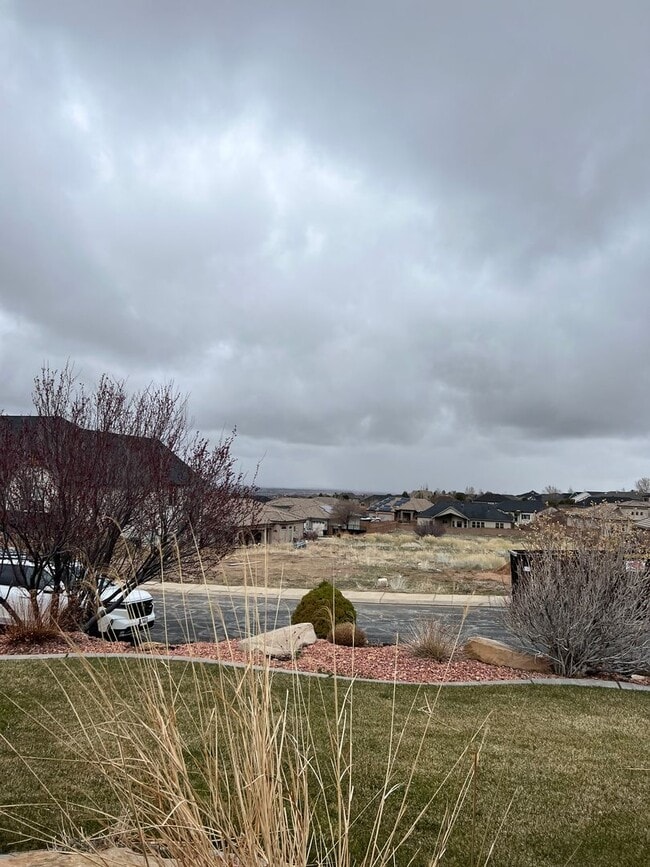 Building Photo - Beautiful Custom Home in Fiddlers Canyon