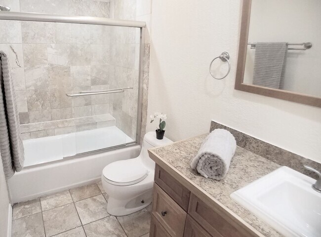 Building Photo - Beautiful 1/1 Wood Floors Condo for Rent i...