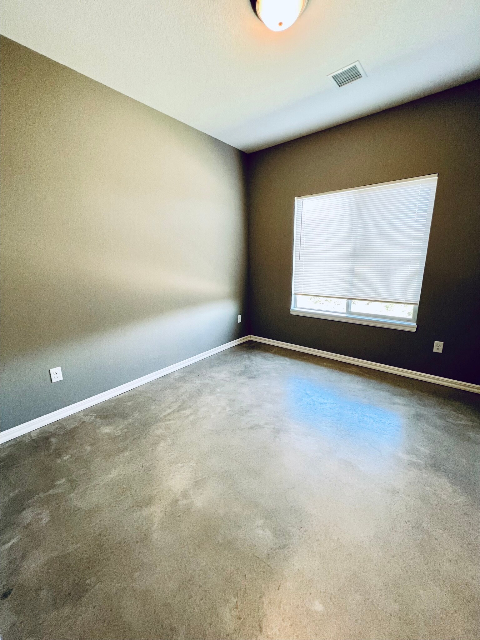Building Photo - 4803 N Hillside Ct
