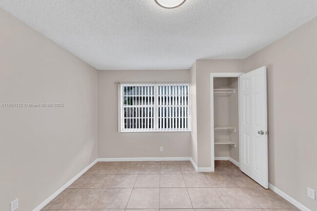 Building Photo - 2610 Riverland Dr
