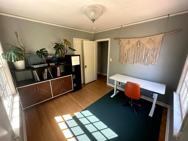 Building Photo - Charming Fully Furnished Bungalow Rental w...