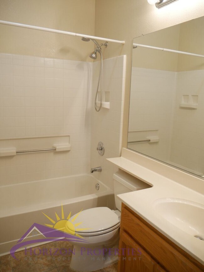 Building Photo - 3 Bed 2 Bath 1,130 sqft Single Family Home...