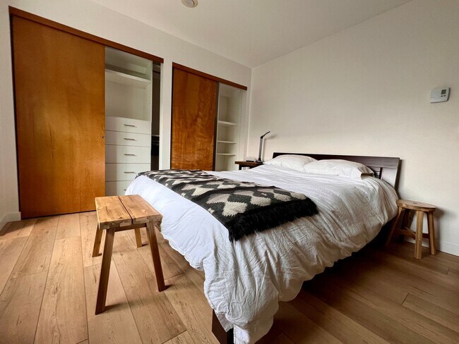 Building Photo - Quiet Downtown Kirkland Condo Available 8/6/26