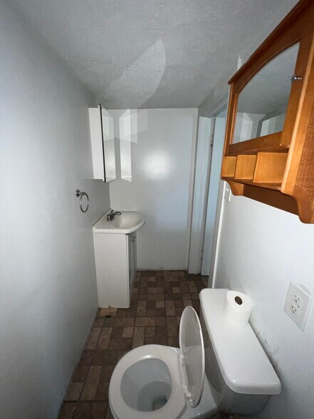 Bathroom - 608 N 21st St