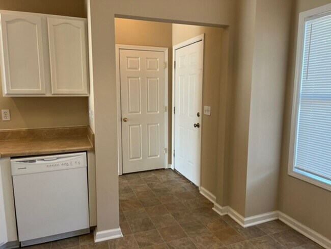 Building Photo - Newly Updated Townhome in Olde Town Village, Bluffton