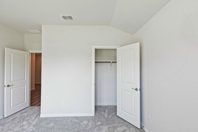 Building Photo - 625 Hidden Cove Dr