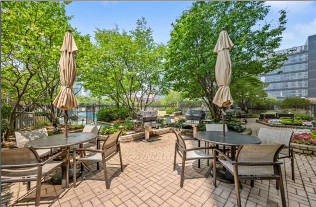 Building Photo - 400 N La Salle Dr