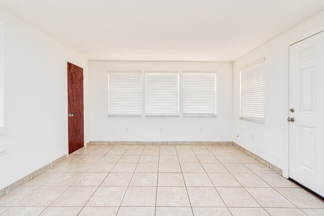 Building Photo - 3 Bedroom Home in Port Orange