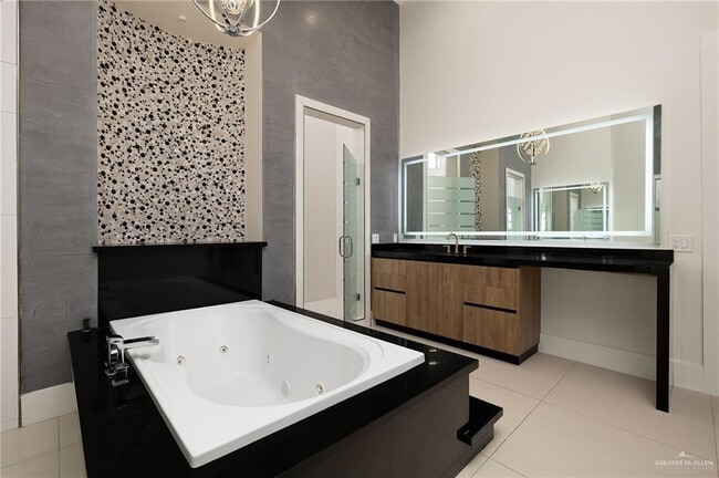 Building Photo - 45 Travis St