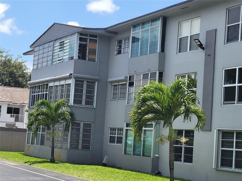 Building Photo - 120 Royal Palm Rd