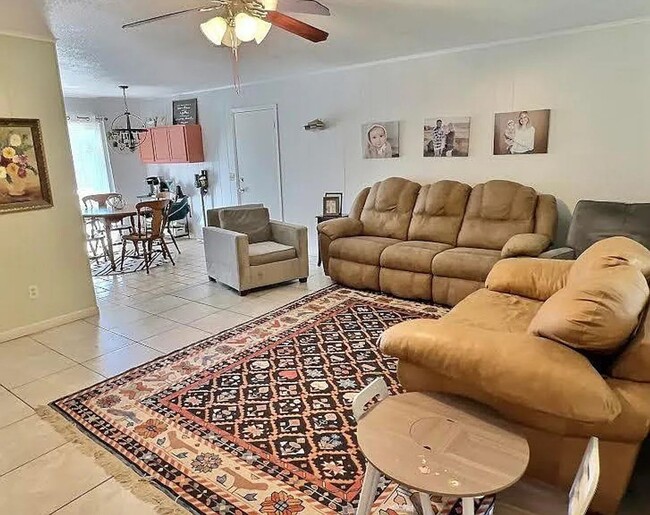 Building Photo - Available November 1st! 3 Bed/1.5 Bath Hou...
