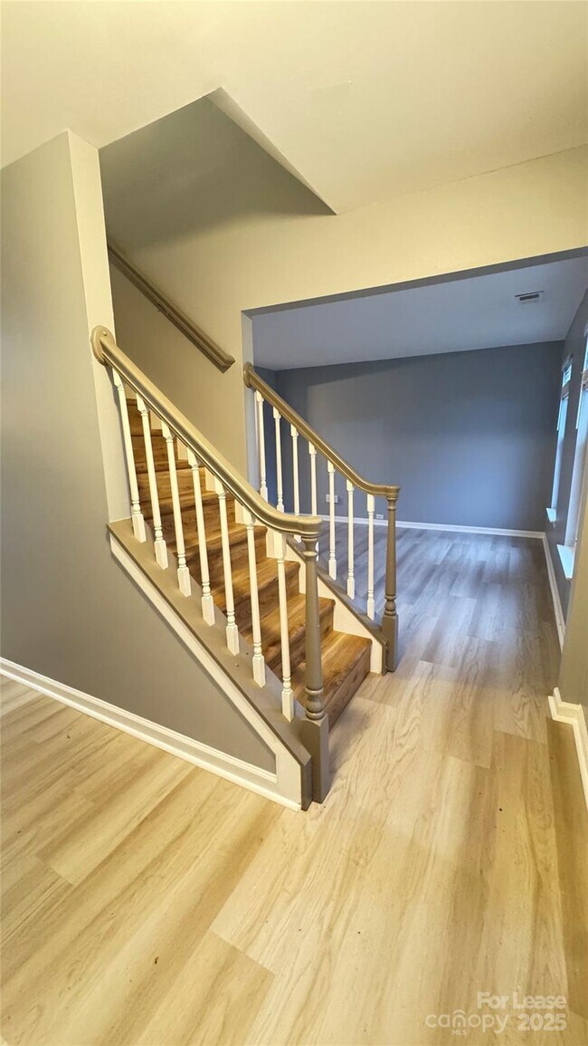 Building Photo - 1705 Starling Ct