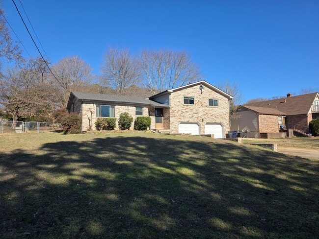 Building Photo - Large home close to Lyon
