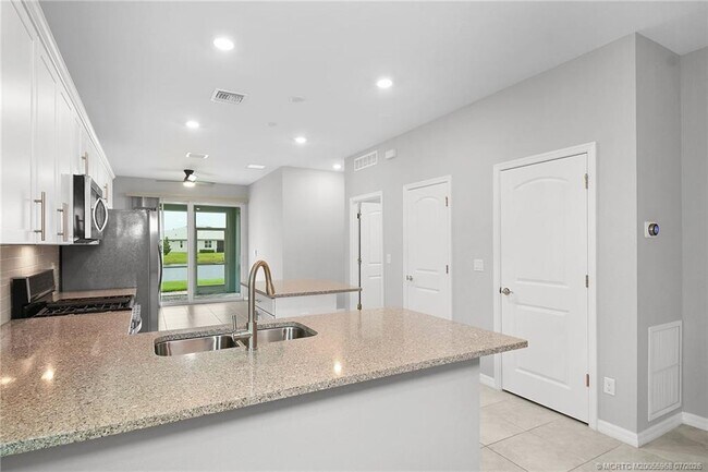 Building Photo - 10214 SW Captiva Dr