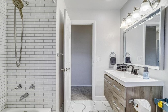 Building Photo - 2860 S Golden Way