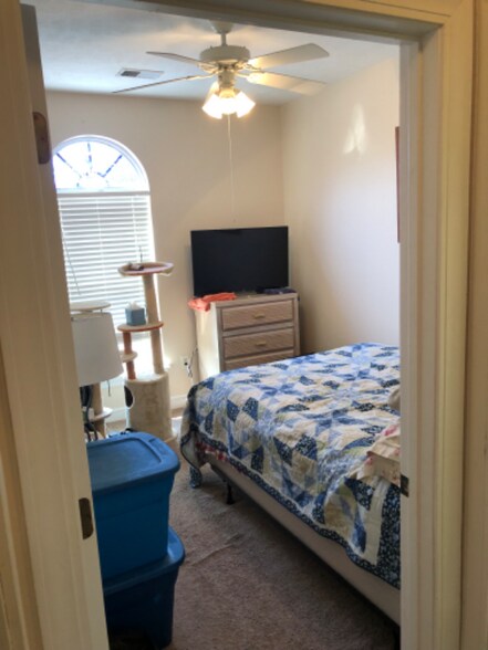 Building Photo - 1025g Algonquin Dr