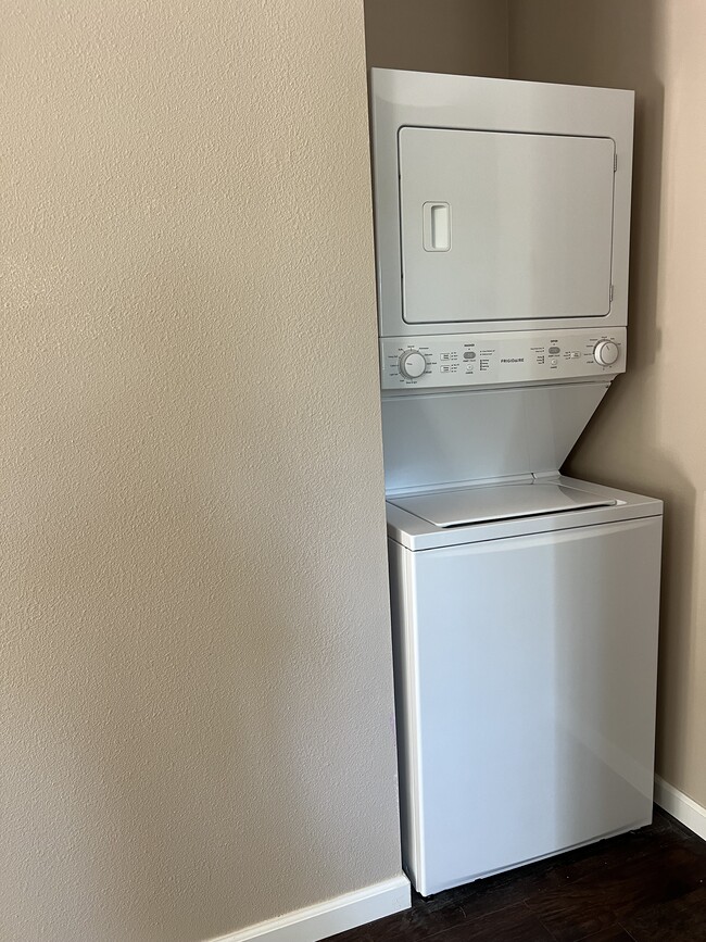 Building Photo - 1440 Bassett Dr