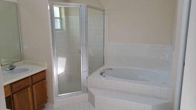 Building Photo - Spacious 4/2.5 Pool Home with 2-Car Garage...