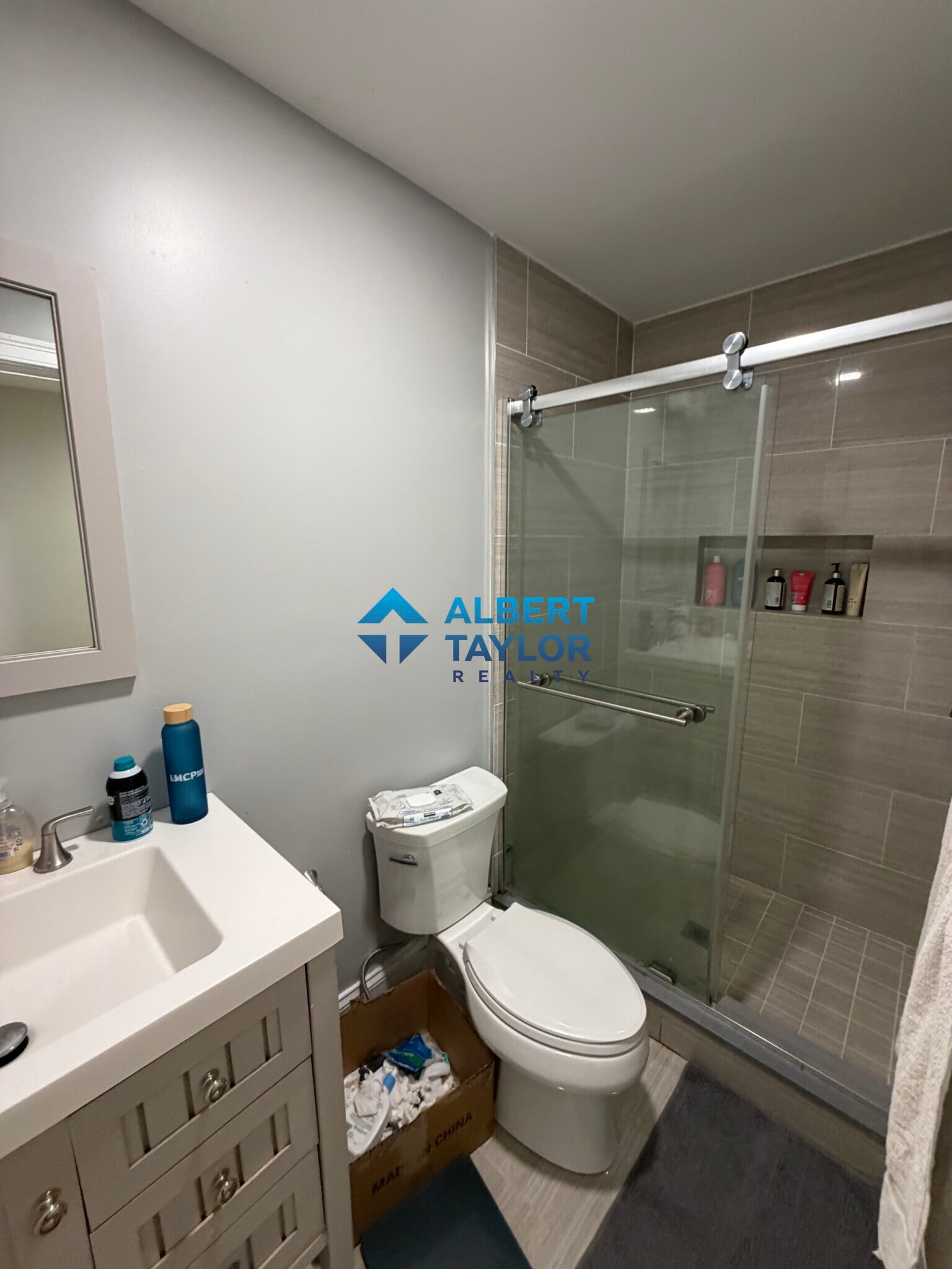 Bathroom #1 - 29 Darling St