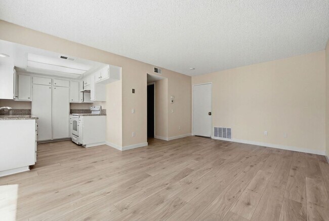 Building Photo - Freshly Updated Townhome - Light, Bright & Spacious!