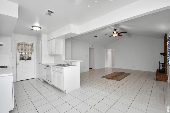 Building Photo - 530 Westshire Dr