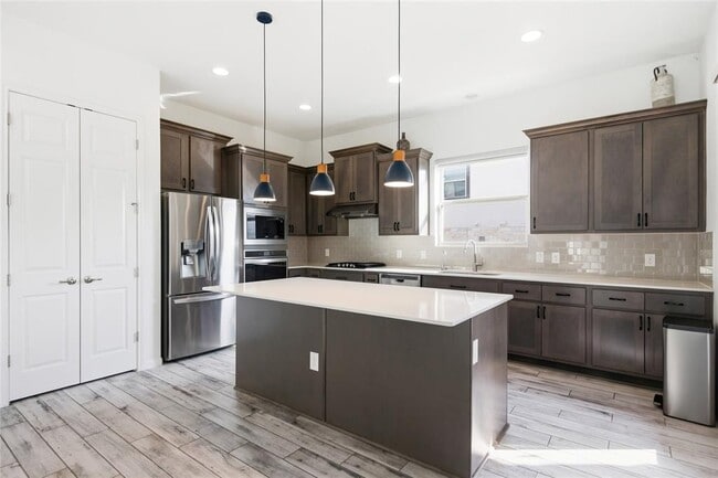 Building Photo - 607 Achilles St