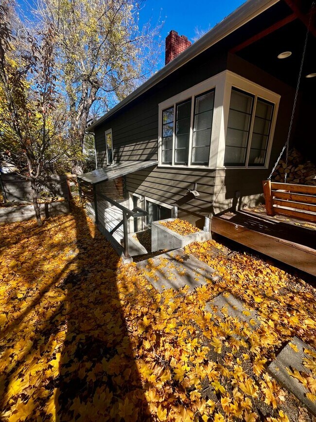 Primary Photo - 607 W Babcock St