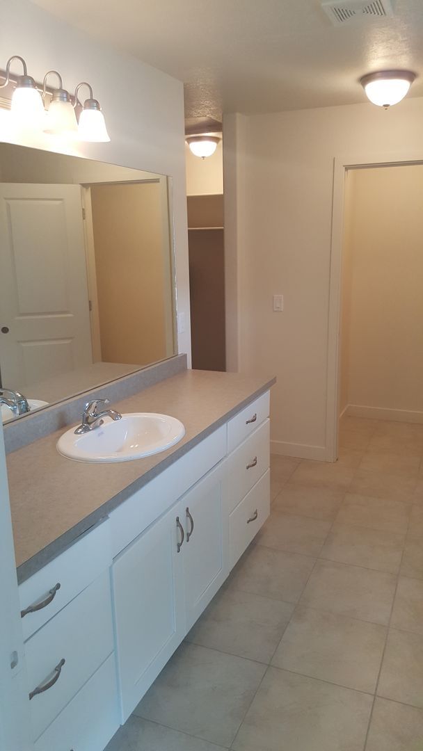 Building Photo - Spacious 3-Bedroom, 2.5-Bath Home in Cente...