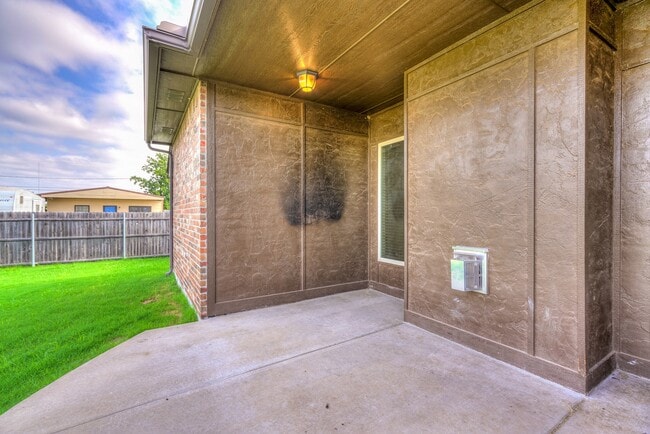 Building Photo - AVAILABLE THE END OF APRIL! 3 OR 4 BDRM, 2 BATHRM, 2 CAR & STORM SHELTER