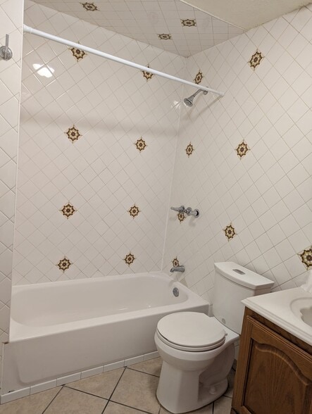 Building Photo - 2428 S Homan Ave