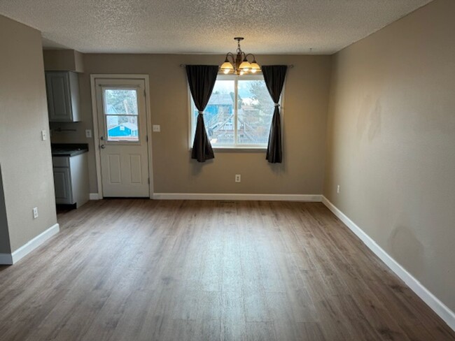Building Photo - Cozy Pikes Peak Panorama 3BD/1.5BA Split-L...