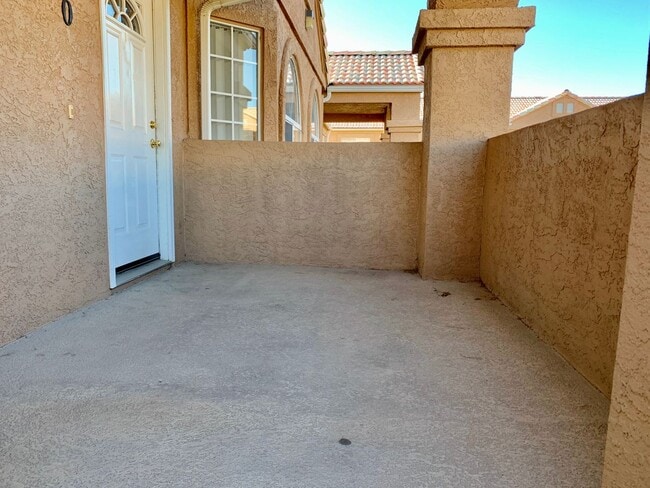 Building Photo - Affordable 2-BR Condo is Centrally Located