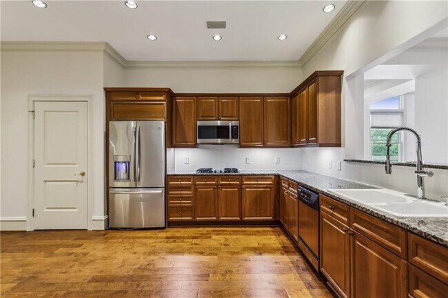Building Photo - 2500 Peachtree Rd NW