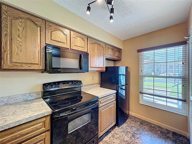 Building Photo - 6533 Spring Flower Dr
