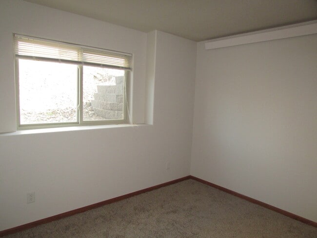 Building Photo - r1350