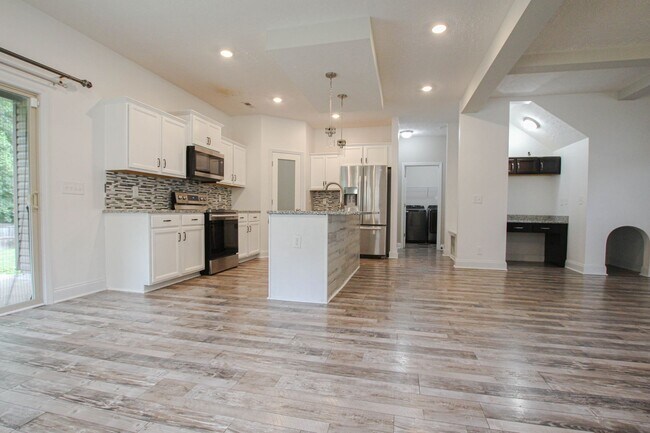 Building Photo - Pet Friendly Four Bedroom!