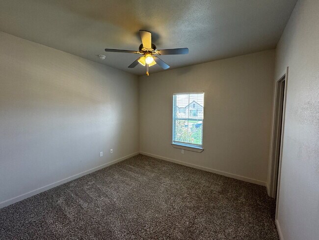 Building Photo - Townhome Located South Of Town Near Cooper...