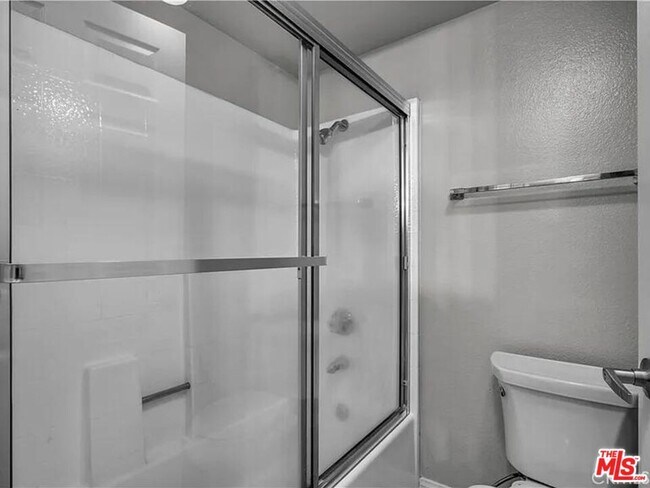 Building Photo - 5565 Canoga Ave