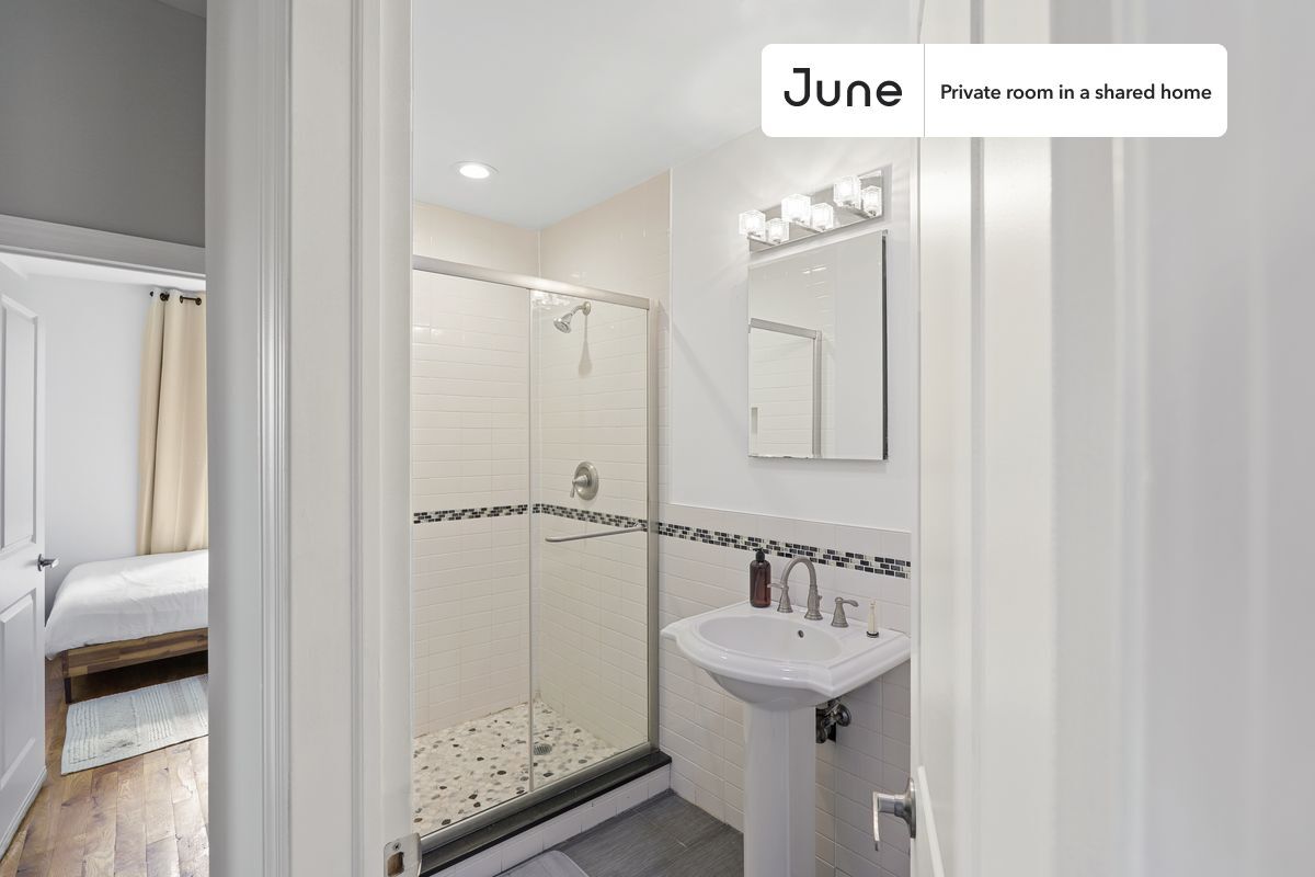 Building Photo - Private bedroom in 4 bed/2 bath Home
