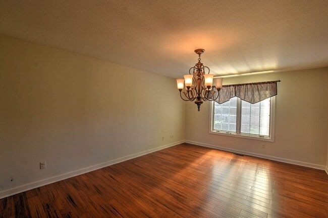 Building Photo - Forsyth Home!  4 Beds 3.5 Baths with Finis...